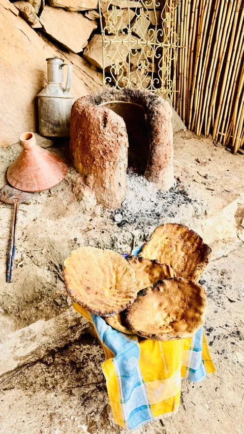 Freshly baked Tanort bread beside the traditional clay oven